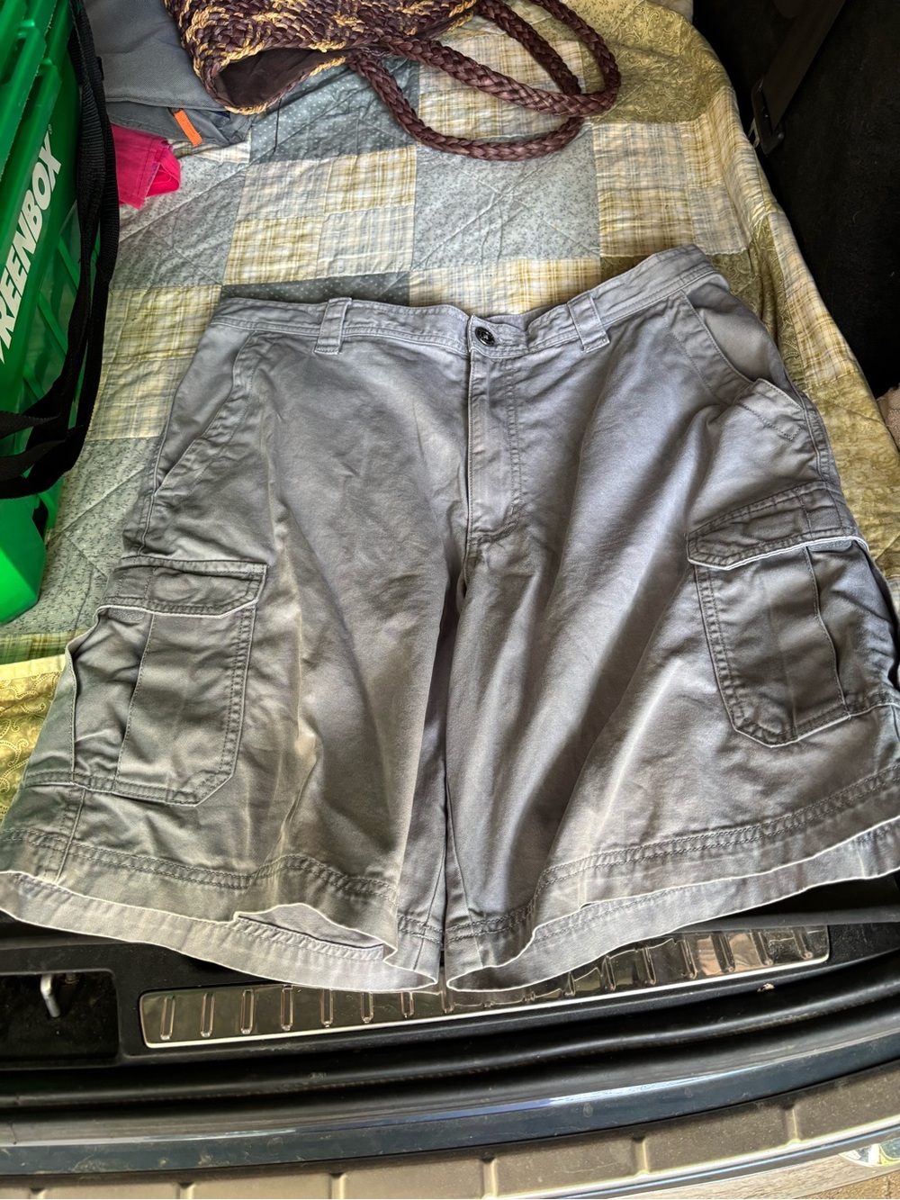 Men’s Columbia cargo shorts sz 37